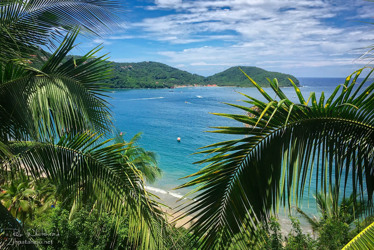 Vista de Playa Las Gatas desde Playa La Ropa, Zihuatanejo, M&eacute;xico